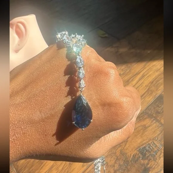 Oval cut sapphire and clear cut drop necklace with genuine swarovski elements - Picture 5 of 13